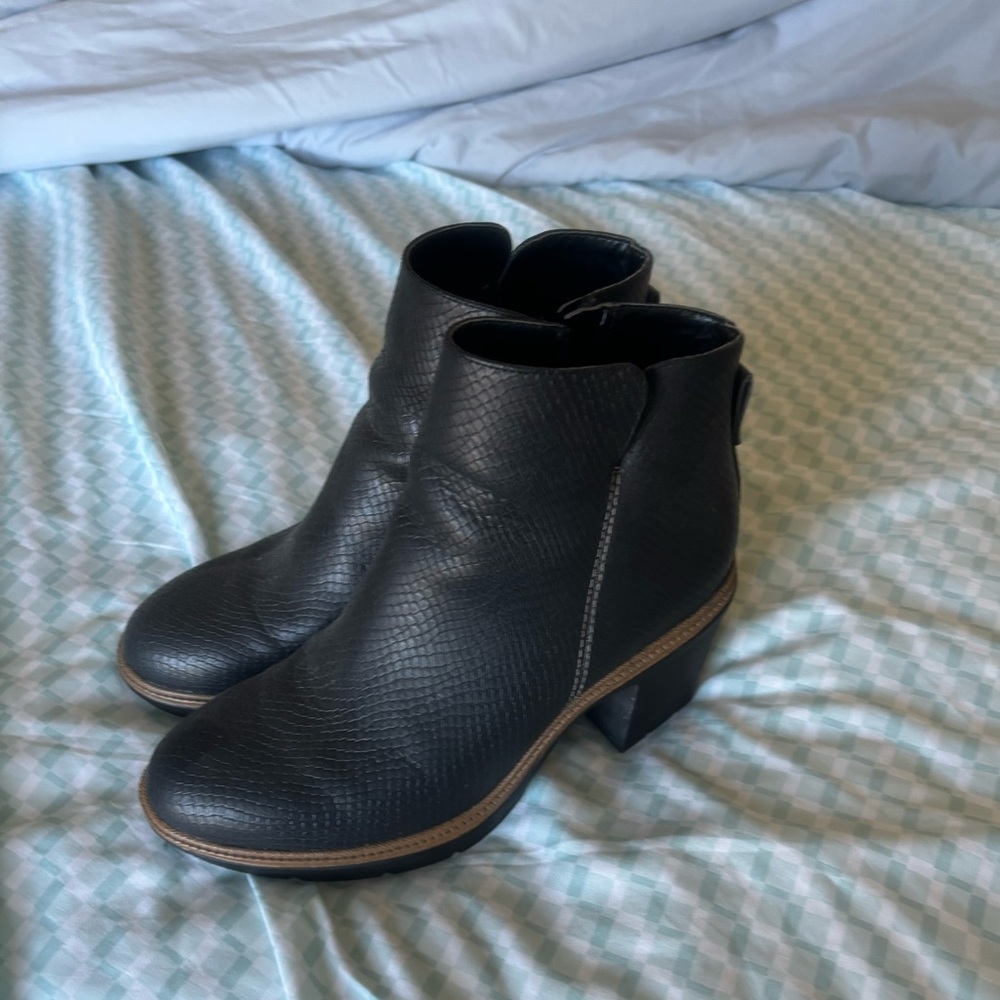 Dr.Scholls Heeled leather booties